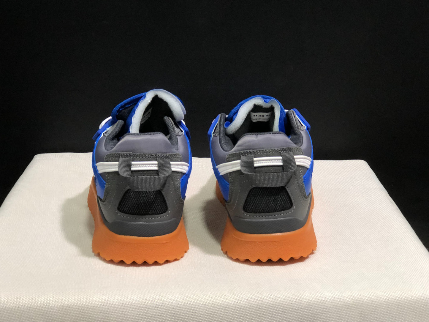 Off-white gray Blue white arrows