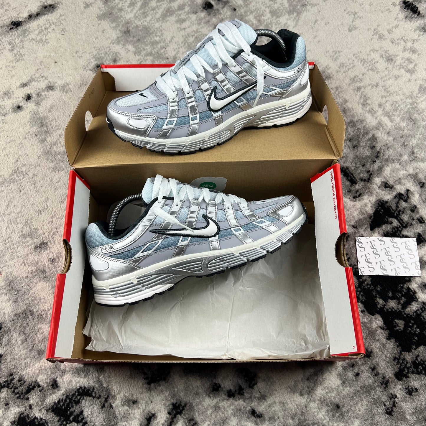 NIKE P-6000 - METALLIC / WOLF GREY